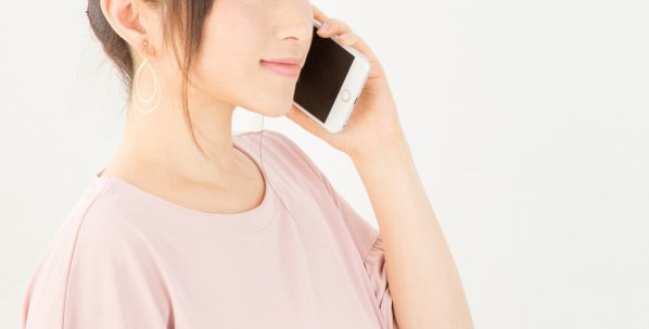 電話する女性