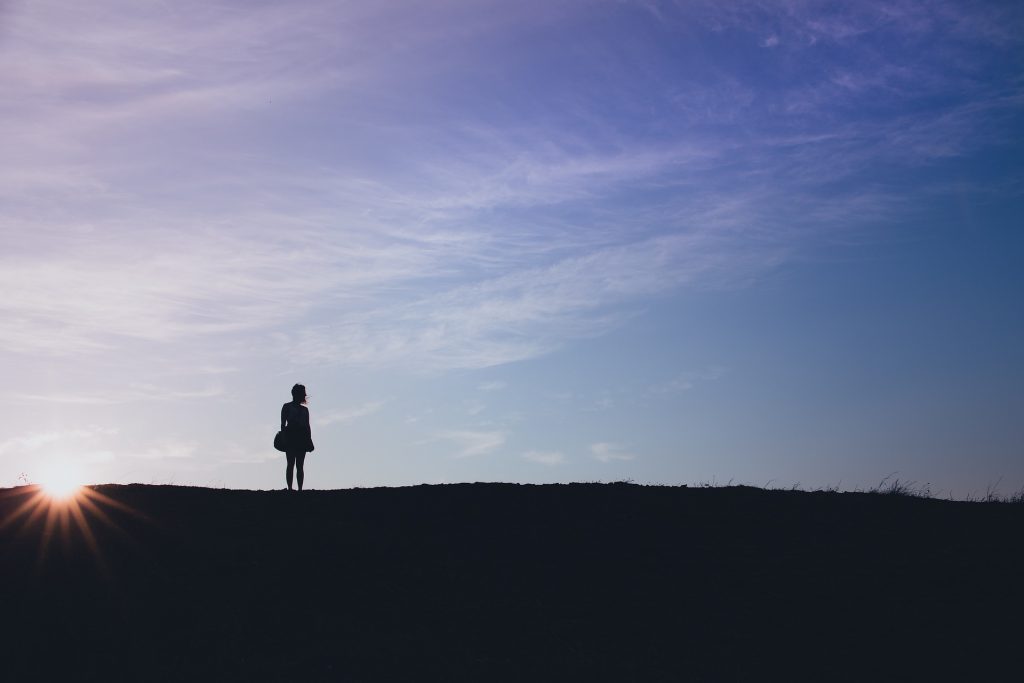 夕暮れ時に佇む女の人